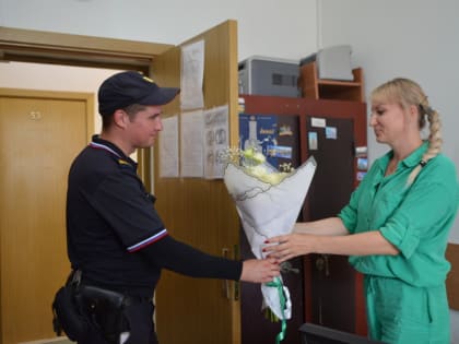 Полицейские в Наро-Фоминске поздравили коллег с Днем семьи, любви и верности