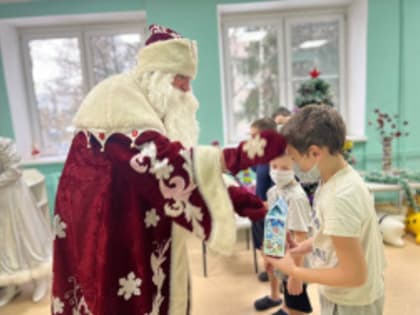 Юных пациентов Лобненской больницы поздравили с Новым годом