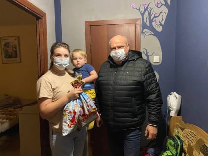 Партийцы поздравили с новогодними праздниками детей военнослужащих