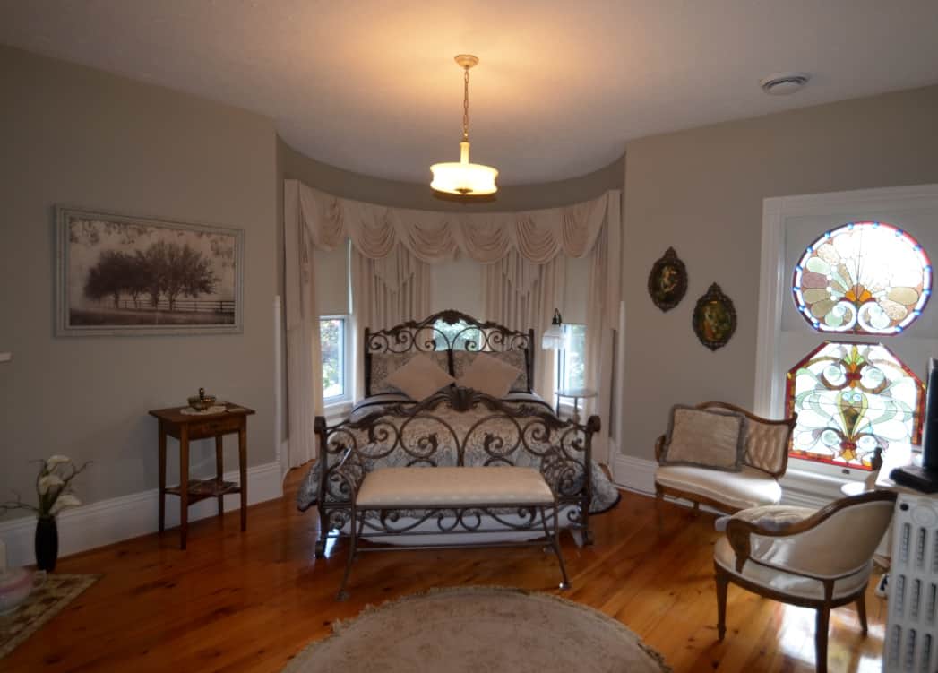 The bedroom at Thru Windows Past
