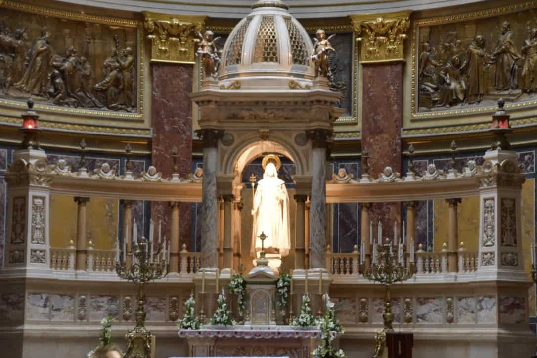 The altar of St. Stephen's Basilica, with the king in place of the cross