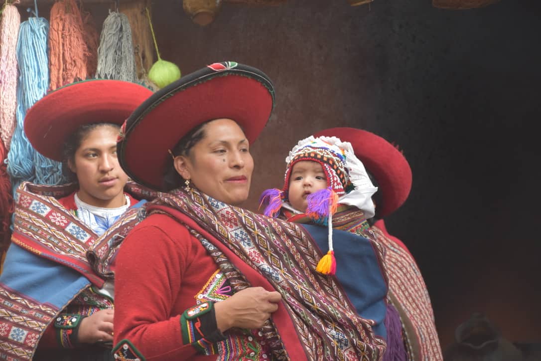 A weaver of Chinchero and her child