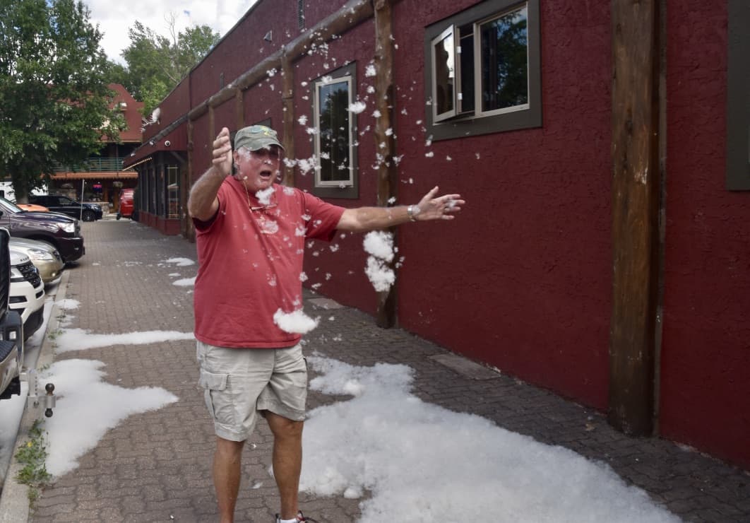 Cottonwood cotton all over town