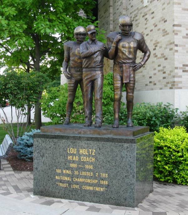 The Lou Holtz statue at Notre Dame