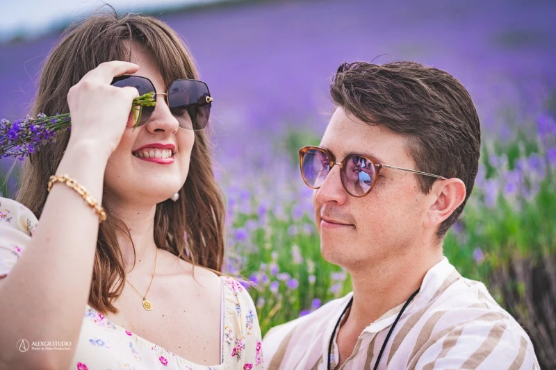 Ζευγάρι σε αλάνα με λεβάντες 