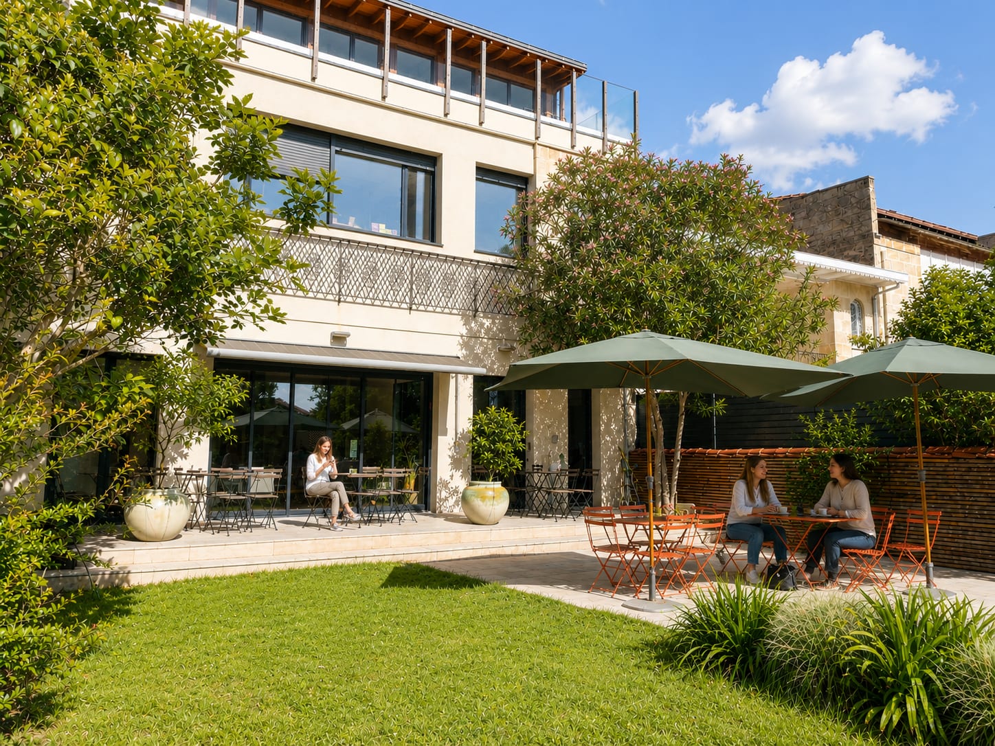 Luzine Nansouty - Une maison sur la place Nansouty&nbsp;<div><i>nichée dans un îlot de verdure</i></div>