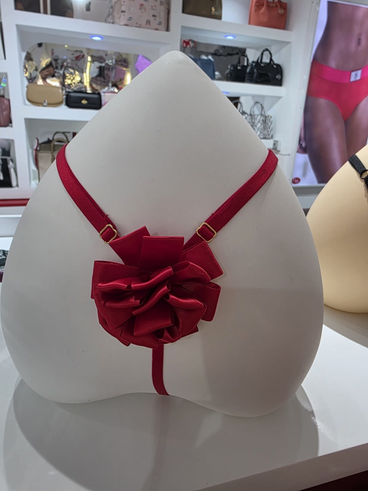 String noeud touffe arriere rouge