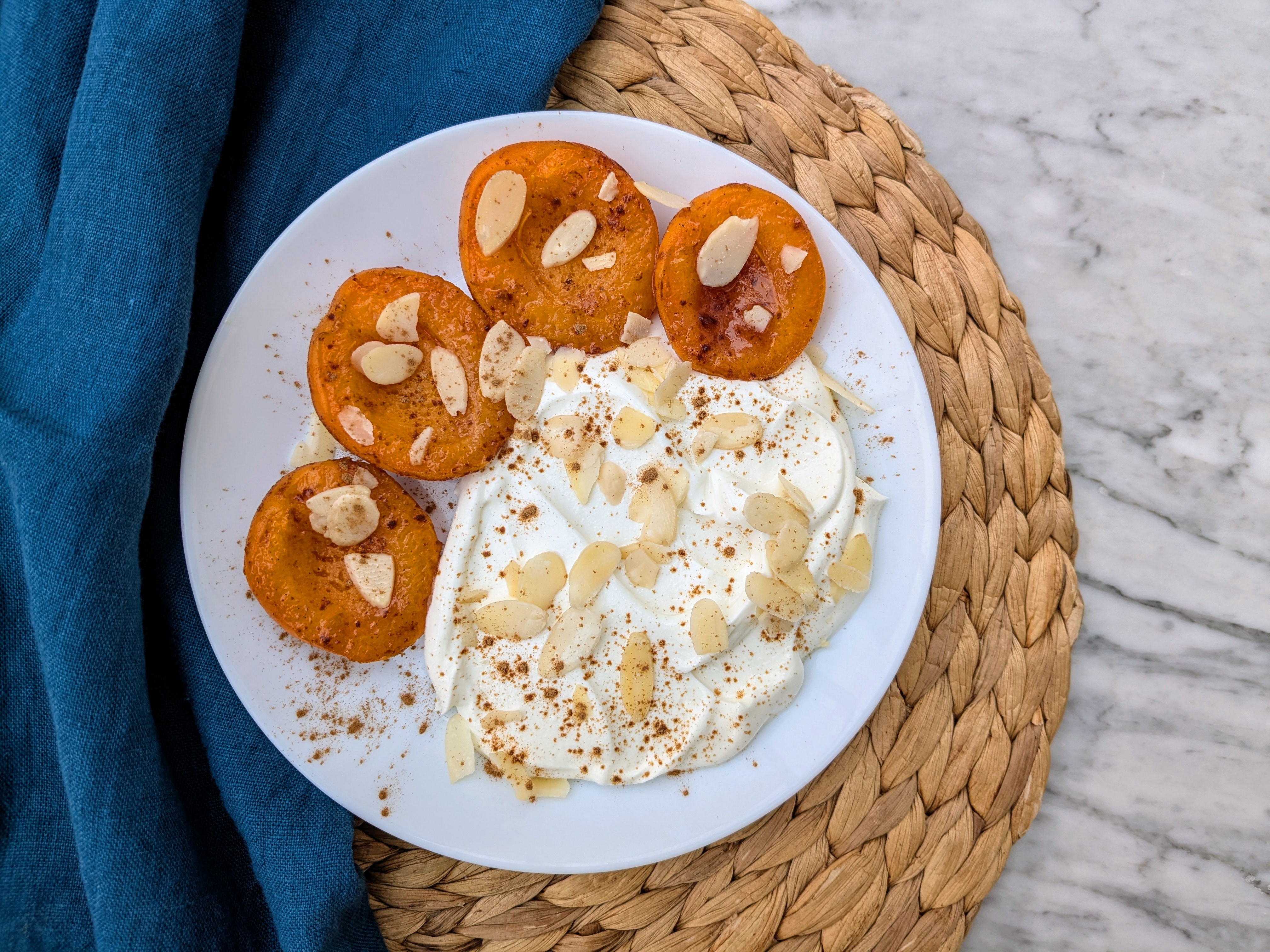 Vanilla apricots with Greek yoghurt