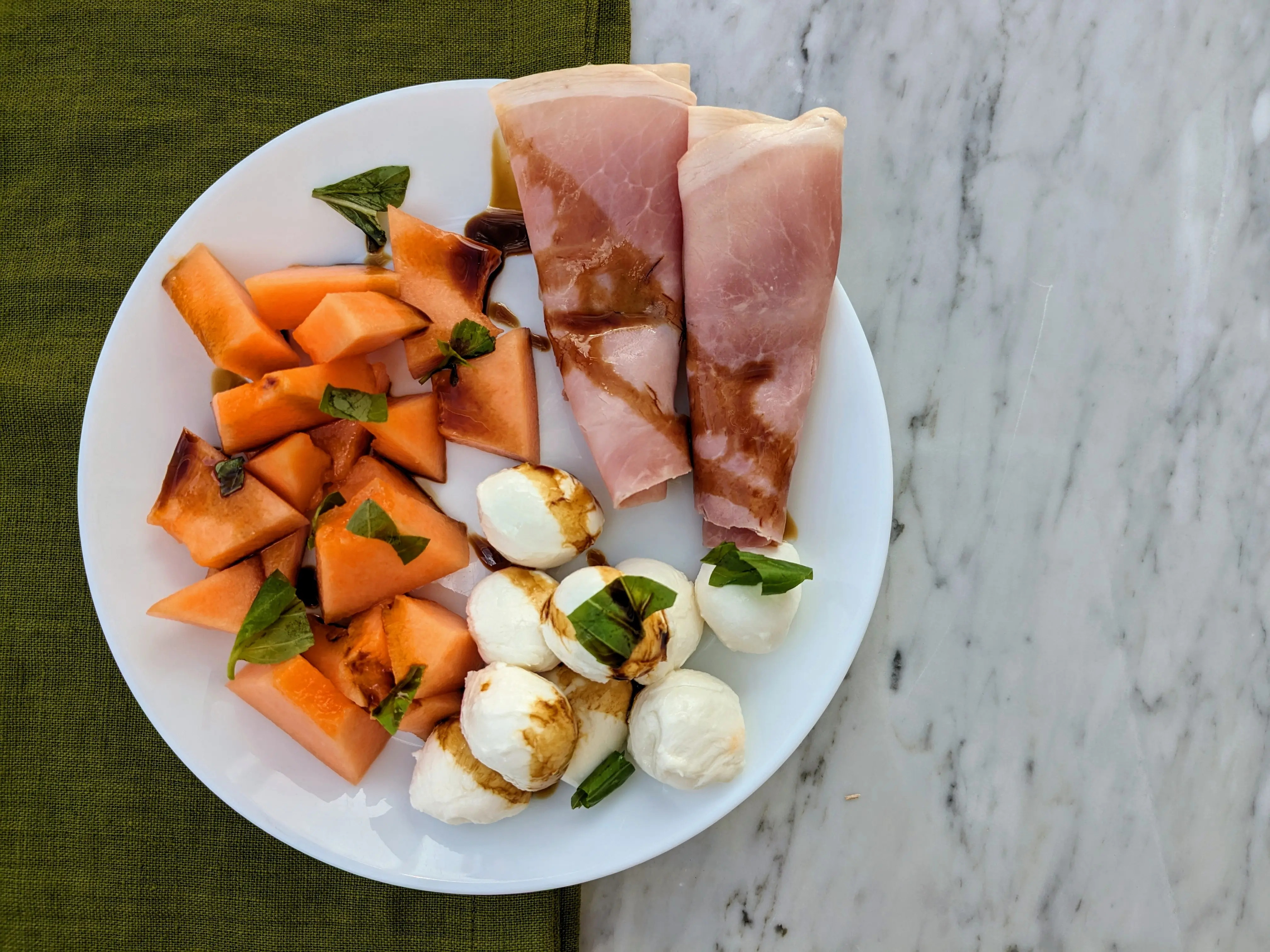 Melon with prosciutto cotto and mini mozzarella