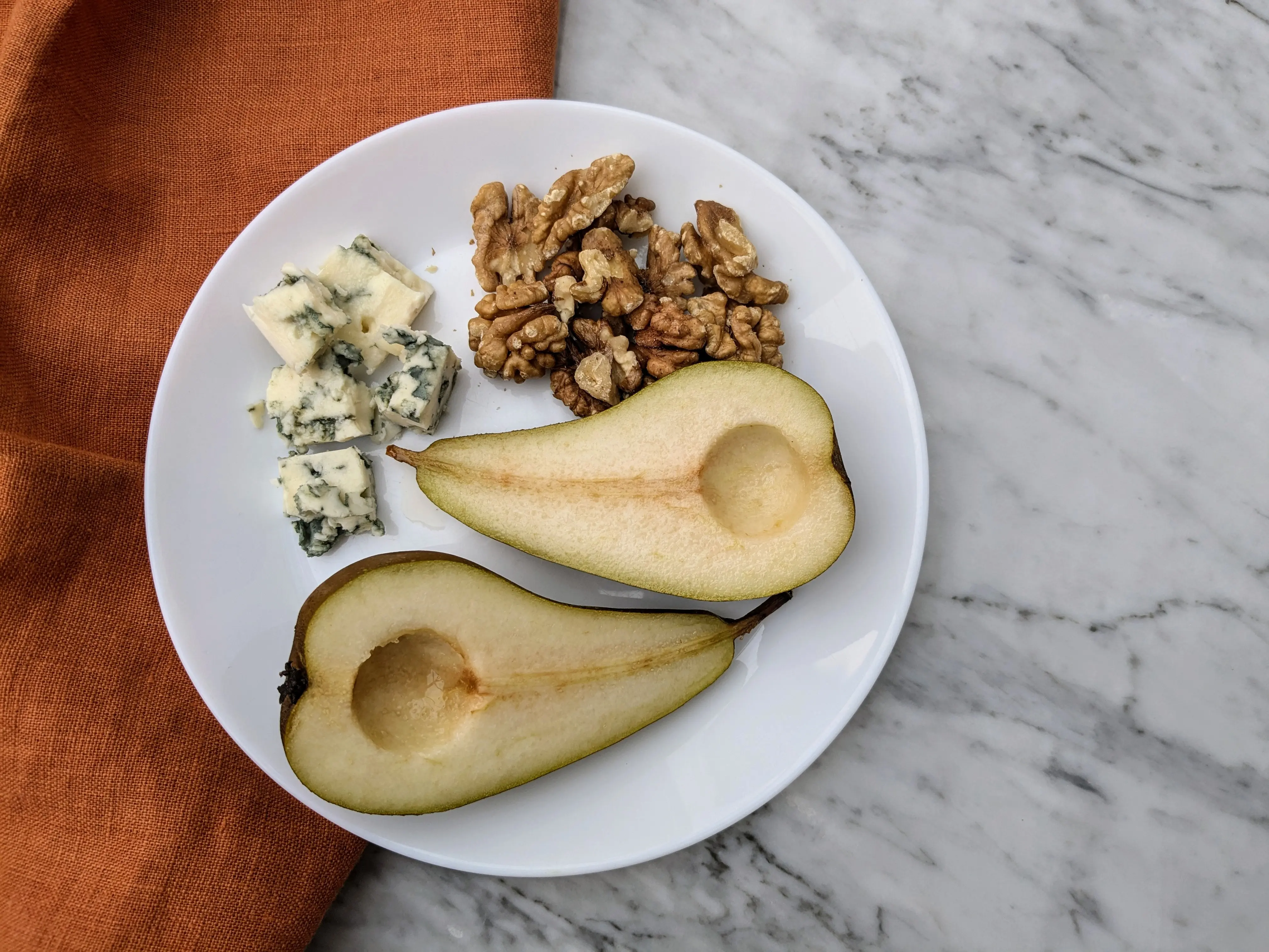 Pear with blue cheese and walnuts