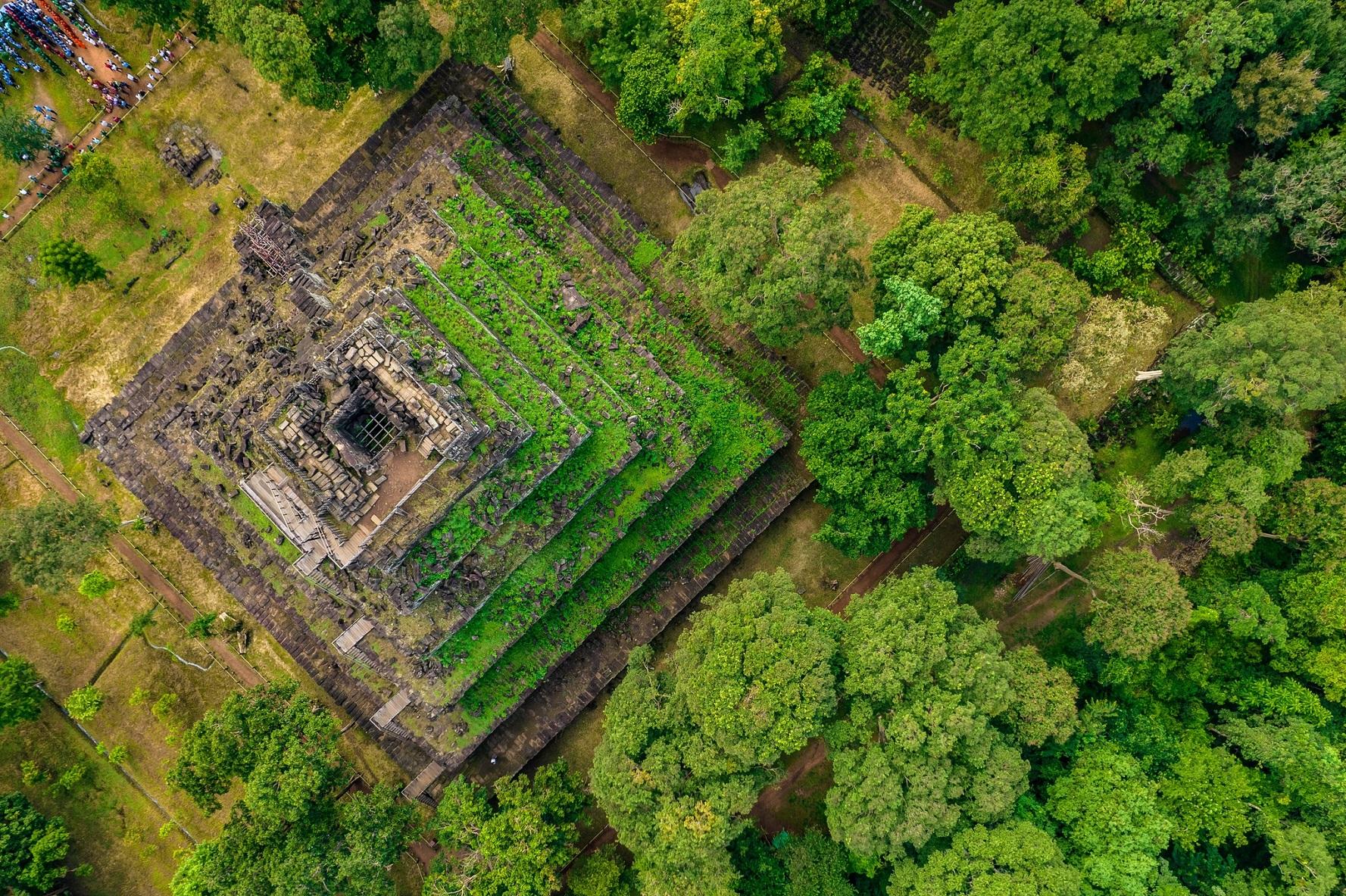 koh-ker-temple-cambodia-ancient-pyramid