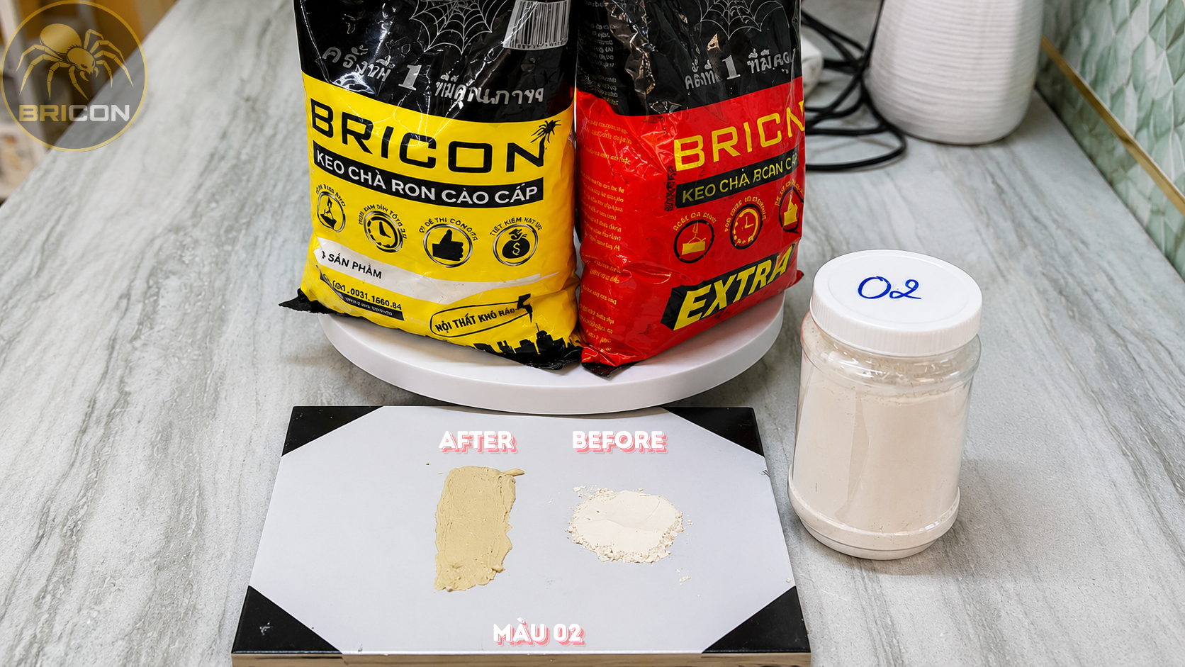 So sánh màu keo chà ron bột BRICON trước và sau khi pha với nước để thấy màu thực tế