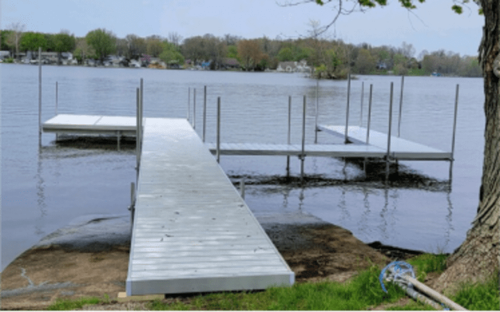 Aluminum pier with platform on the lake