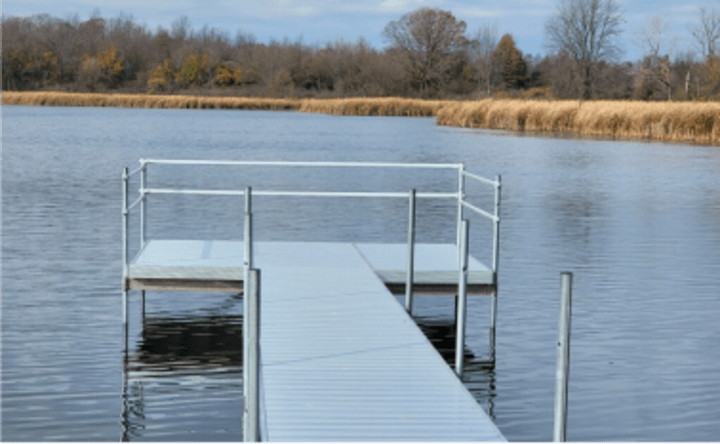 Aluminum pier with railing and platform