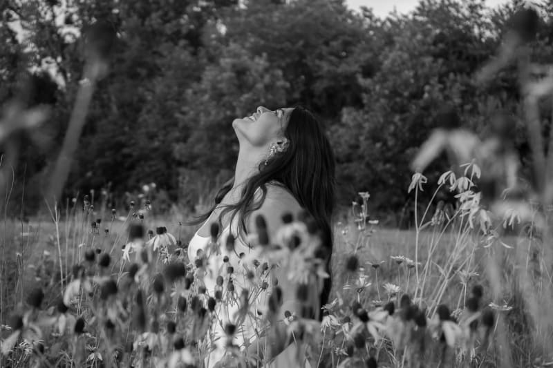 Black and white artistic senior portrait in a field
