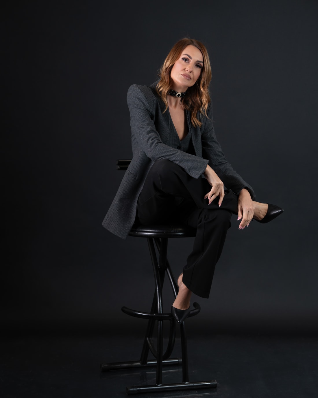 Studijski portret — kadar 1, Studio Contrast