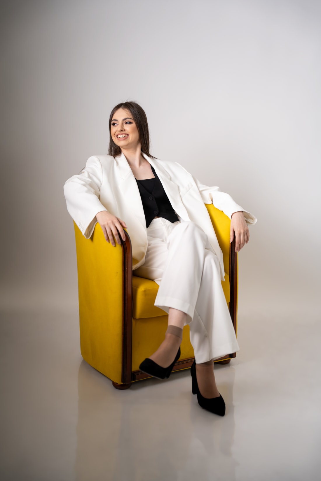 Studijski portret — kadar 2, Studio Contrast