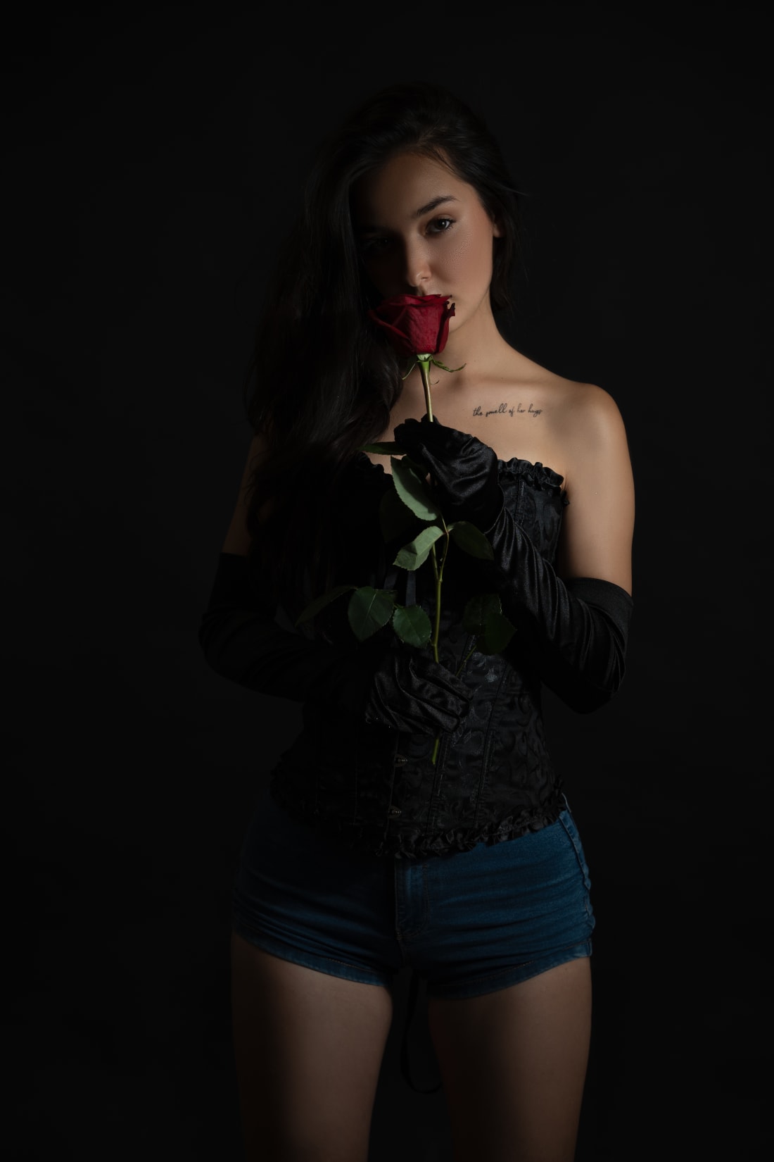 Studijski portret — kadar 4, Studio Contrast