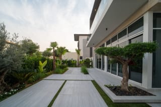 Decorative Gravel and Pebble Design Applications in Contemporary UAE Landscapes