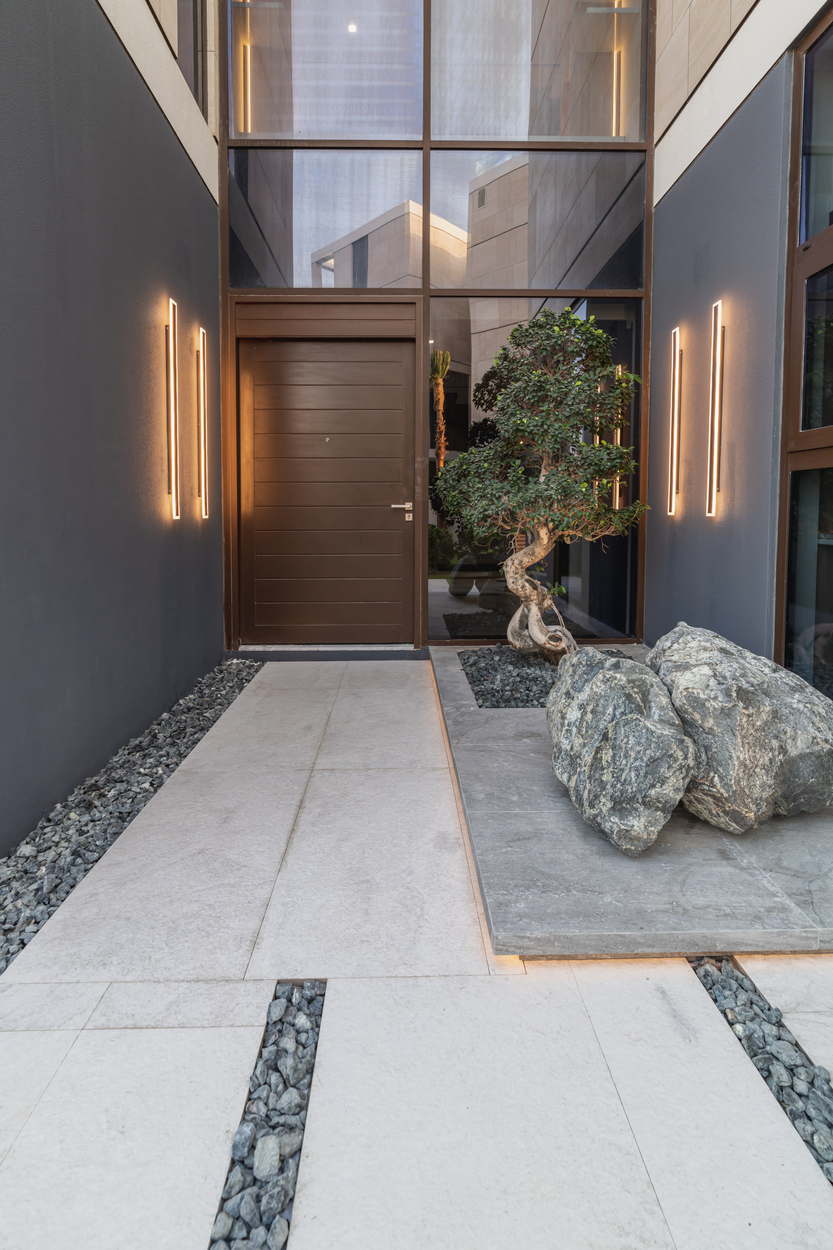Statement Entrance Gates and Landscape Integration for Luxury Villas in Dubai