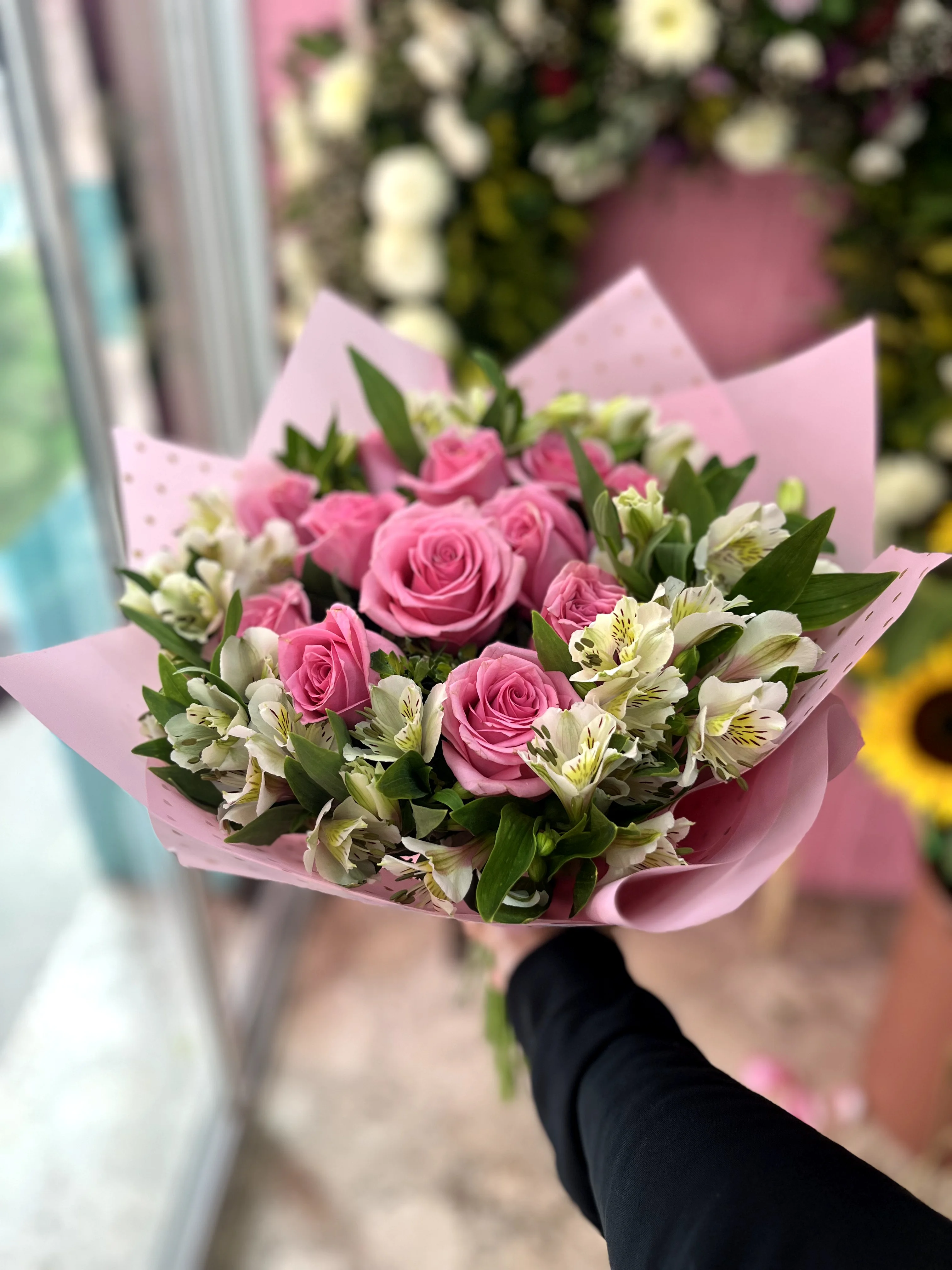 Bouquet de rosas rosa y astromelia