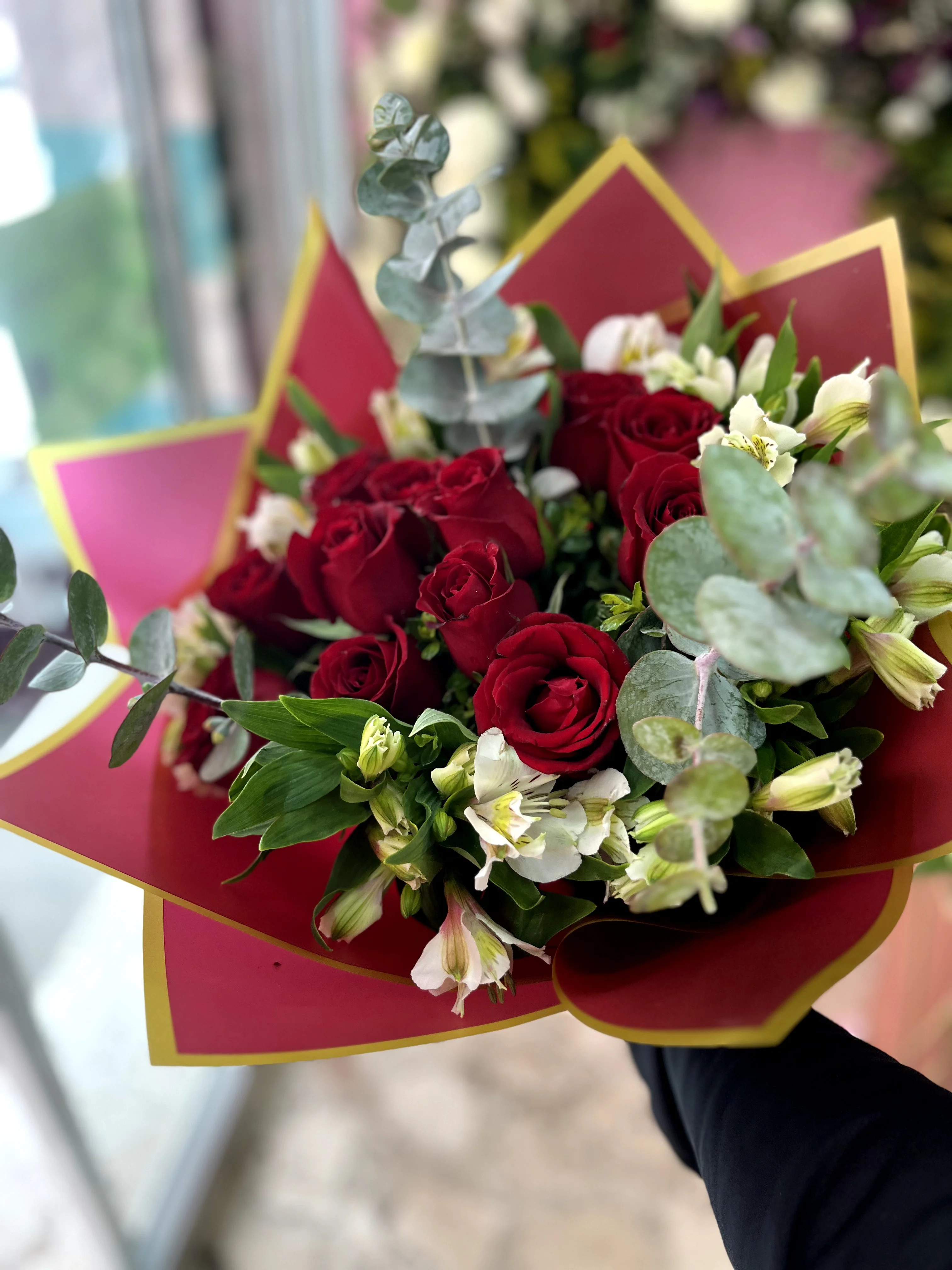 Bouquet de rosas rojas y astromelia