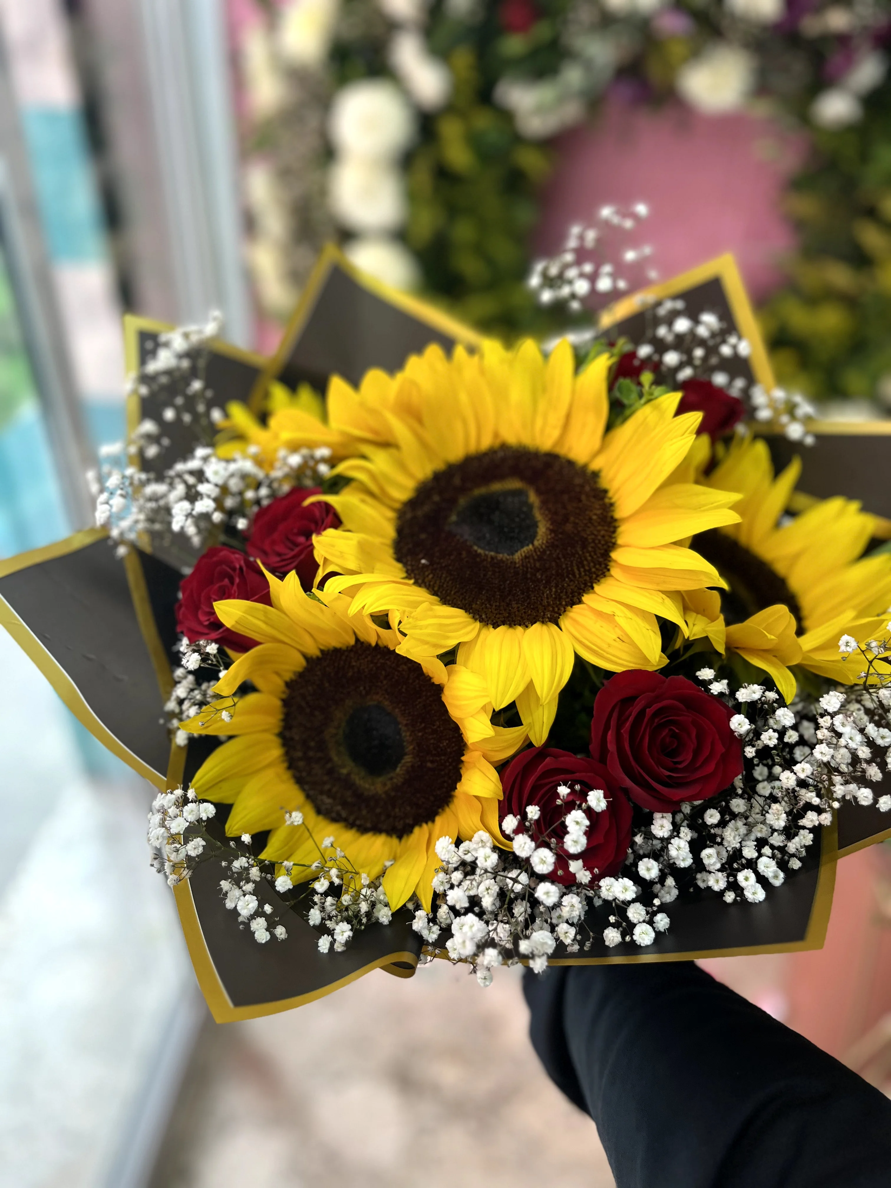 Bouquet de rosas y girasoles