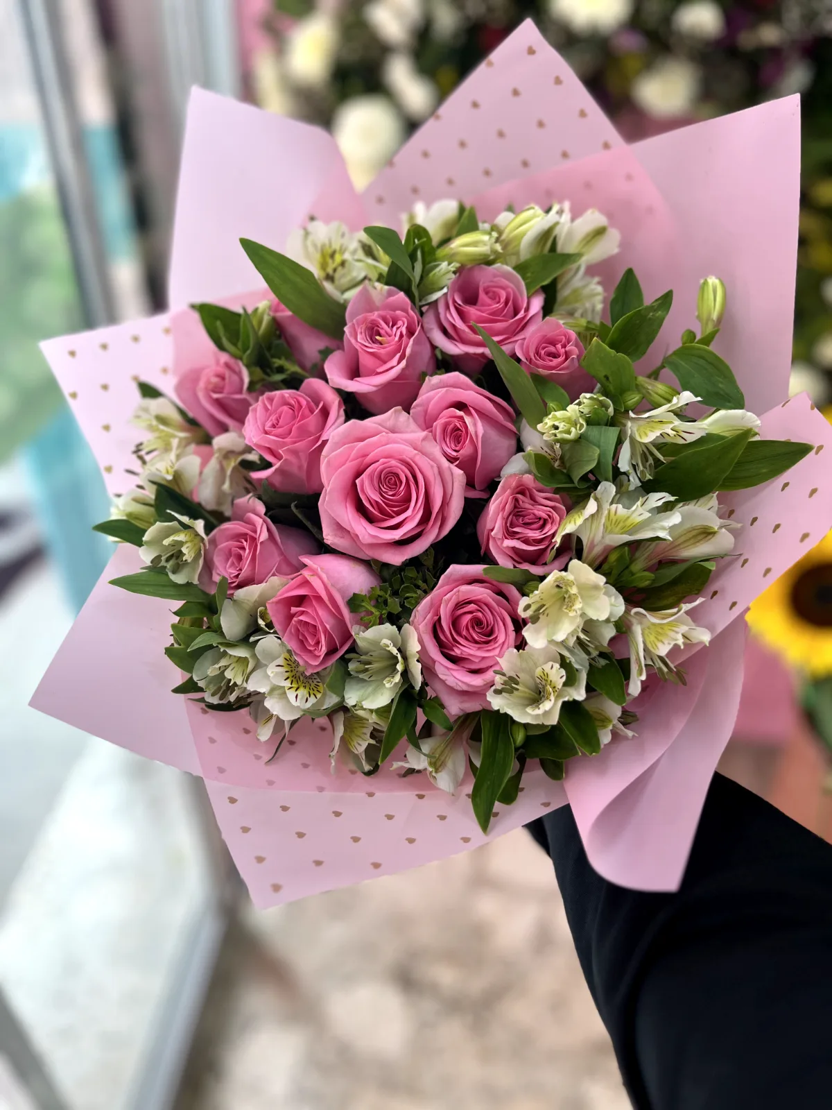Bouquet de rosas rosa y astromelia miniatura 2