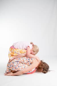 Kinderyogaoefening: salamander op rots