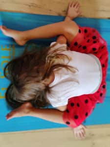El Sole - kinderyoga oefening de liggende schildpad