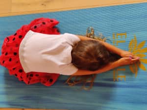 El Sole - kinderyoga oefening de strekkende schildpad