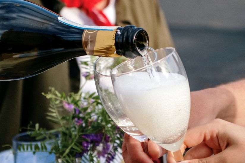 Champagne hälls upp i champagneglas