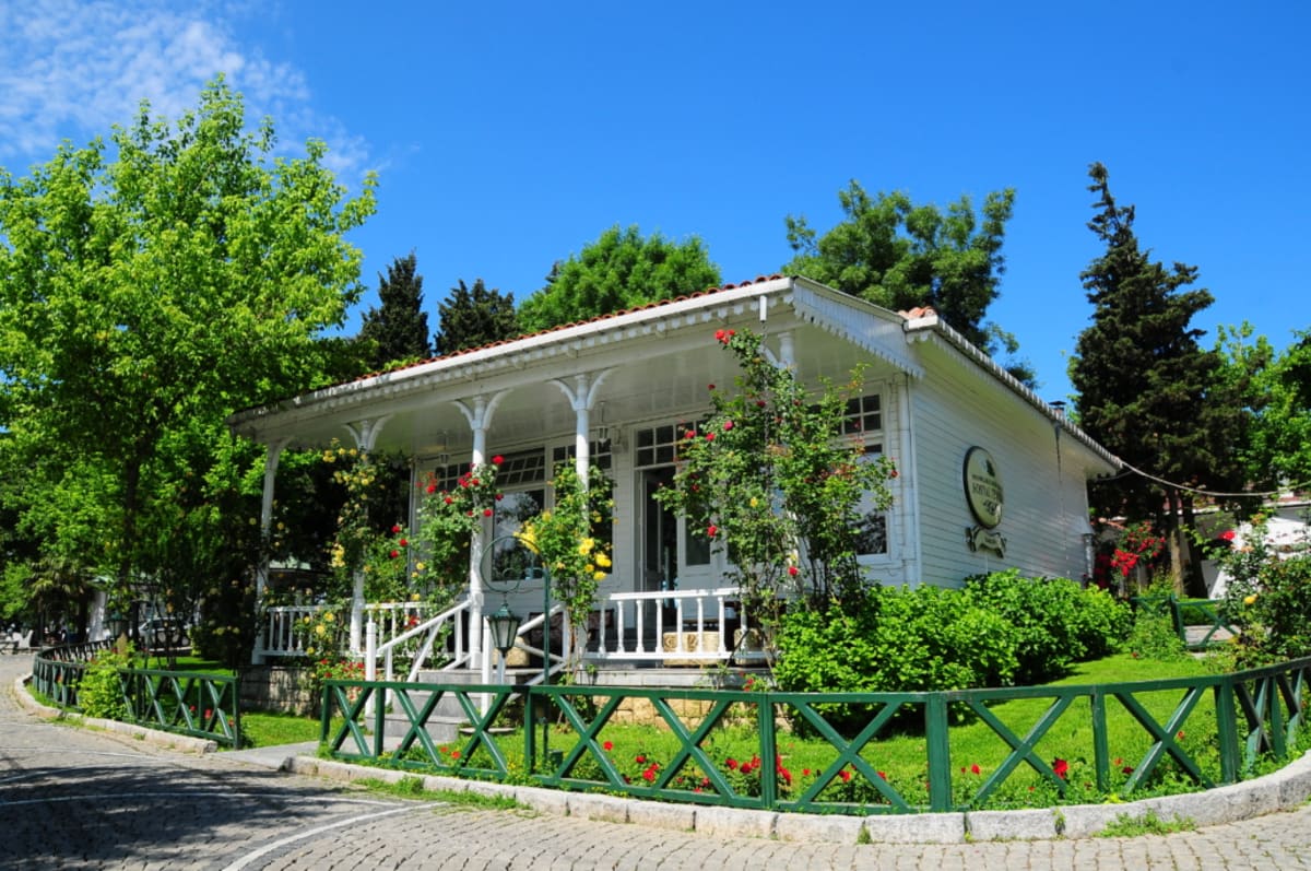 İBB Çamlıca Sosyal Tesisi ve İstanbul manzarası