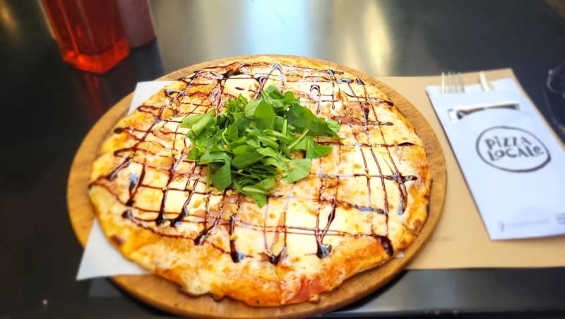 Pizza Locale yemek fotoğrafı