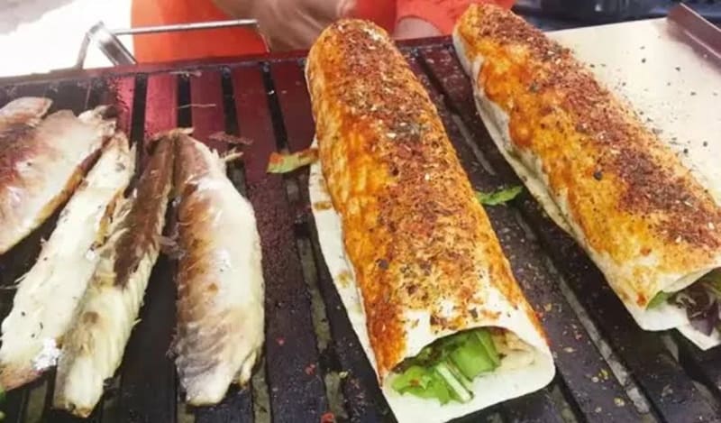 Meşhur Aksaray Balık Dürümcüsü Ahmet Usta yemek fotoğrafı
