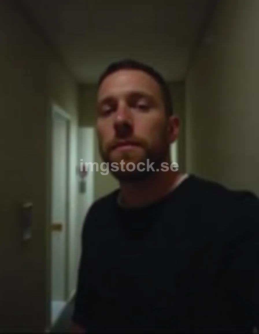 Svensk man i mörk hall kvällstid selfie