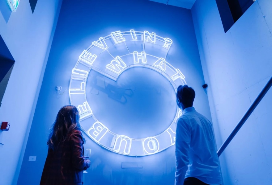 Kendell Geers: “Ik laat het aan de kijker over om te beslissen waar hij in gelooft, wat hij van de dubbelzinnigheid maakt."