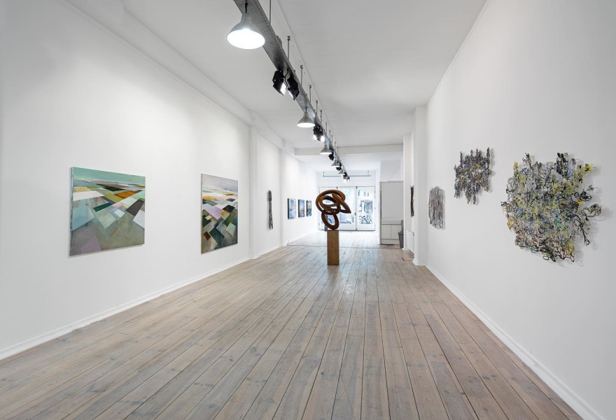 Tranquil landscapes, abstract realities and spatial illusions in Galerie Roger Katwijk