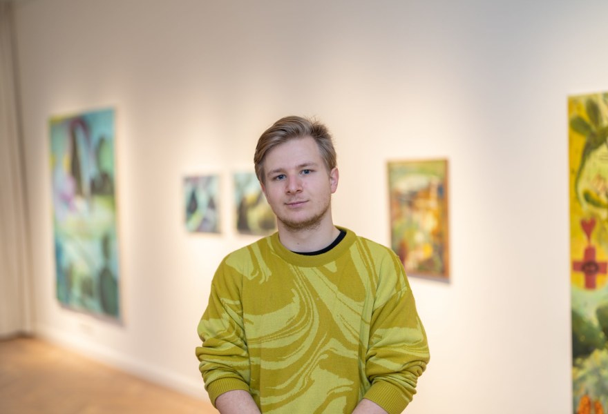 Sam Hersbach: chaos hidden behind cheerful scenes