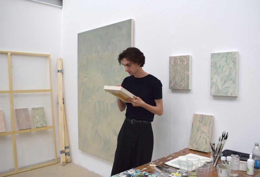 De natuur als ornament: Callum Harvey’s gelaagde verkenning van botanische motieven