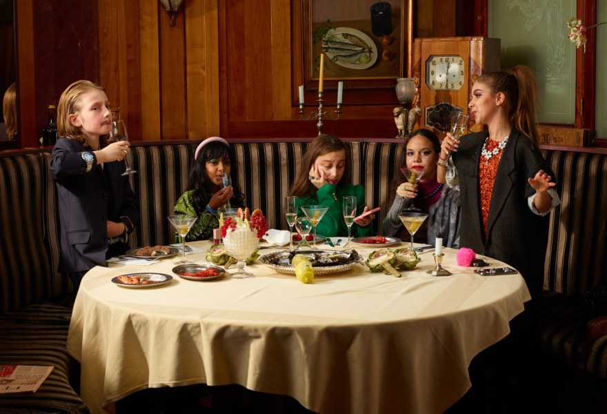 Grotesk en gehaast: de absurde wereld van volwassenen door kinderogen