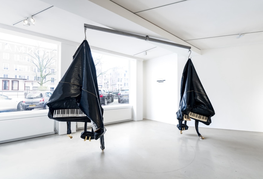 Een vleugel aan een vleeshaak: Maarten Baas pakt uit bij galeriedebuut