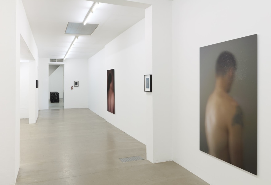 Björn De Feyter bij Base-Alpha Gallery: onscherpe lichamen, tastbare herinneringen