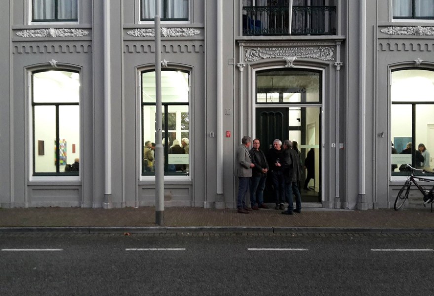 Van vaste plek naar vrije vorm: Galerie van den Berge wordt nomadisch, ontdek hun laatste fysieke tentoonstelling in Goes