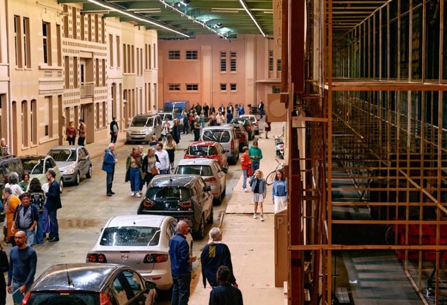 Thomas Verstraeten: het stadsleven op een sokkel