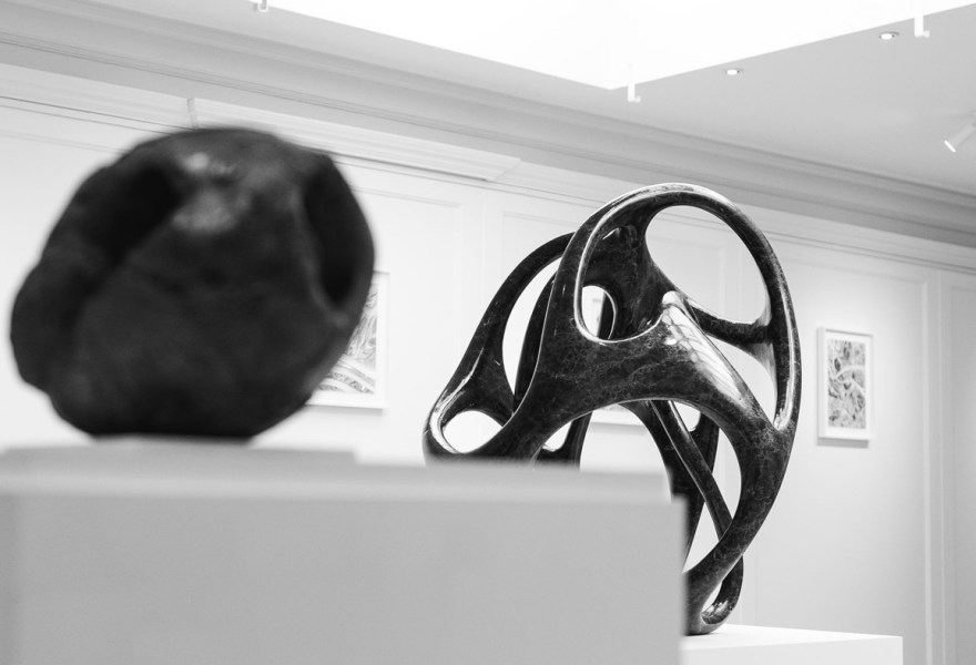 Waarom een echo nooit een kopie is: een mijmering bij Echoes in Fabric, Marble and Metal van Nick Ervinck
