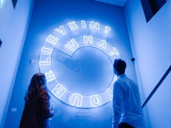 Kendell Geers: “Ik laat het aan de kijker over om te beslissen waar hij in gelooft, wat hij van de dubbelzinnigheid maakt."