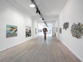 Verstilde landschappen, abstracte werkelijkheden en ruimtelijke illusies in Galerie Roger Katwijk