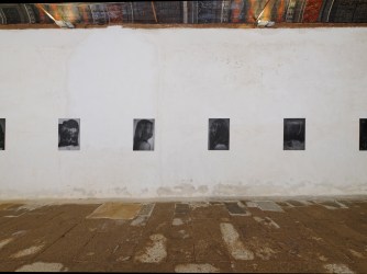 Onthullen en verbergen: een kijkje in de doka van Dirk Braeckman