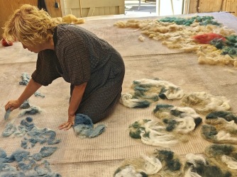 Claudy Jongstra: wol als drager van ambacht, geschiedenis en metafoor